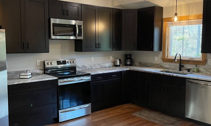 Hendersonville Apartment | Brand new, well appointed detached garage with a Loft, privacy and views!
