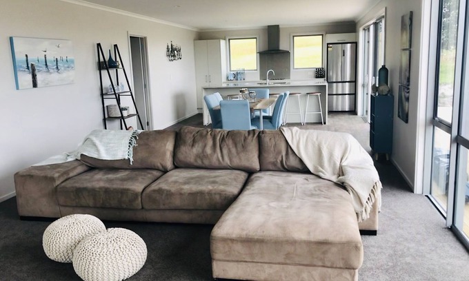 Cable Bay House | Brand New with a View! 500 meters to the BEACH!