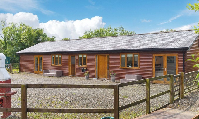 Saint Breward Cottage | BRANOCK, TOR DOWN QUARRY, pet friendly, with hot tub in St Breward