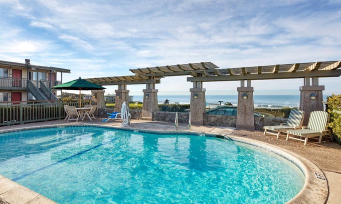 San Simeon Hotel | Breathtaking Ocean Views | Premium King w/Beach Access & Fire Pits