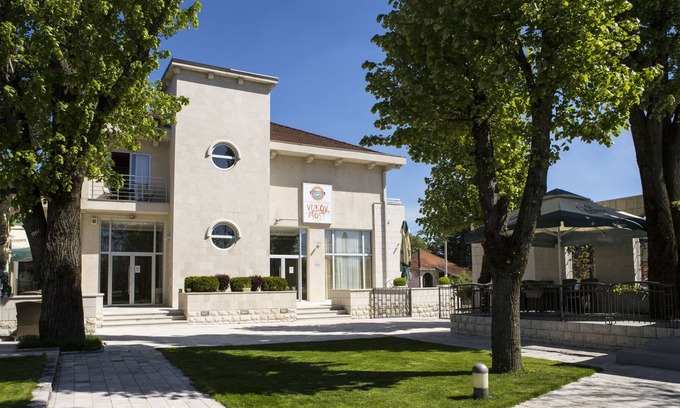 Niksic Apartment | Breathtaking One-Bedroom Ap in Hotel Vukov Most