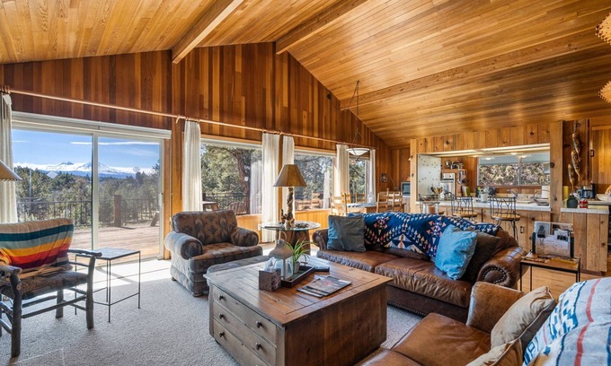 Bend House | Breathtaking Panoramic Valley and Mountain Views, Enjoy From Hot Tub, Huge Deck, or Home, plus BBQ