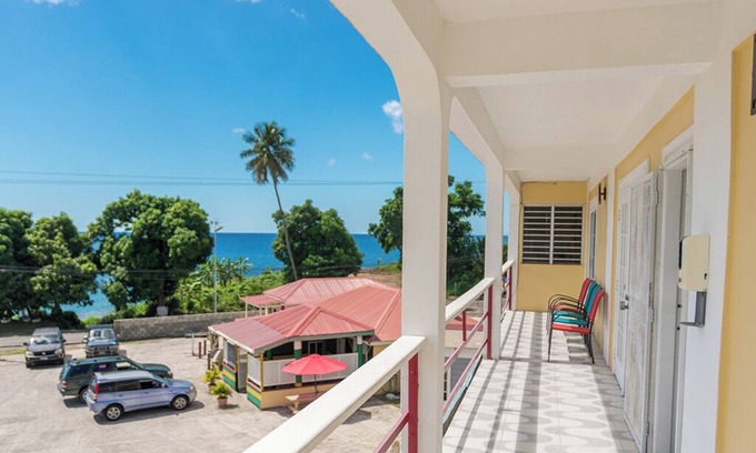 Barroui Apartment | Breathtaking Seafront, 5 bdrm Guesthouse in Jimmit. Perfect for groups.