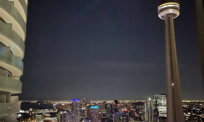 Toronto Entertainment District Apartment | Breathtaking view in the heart of Toronto.
