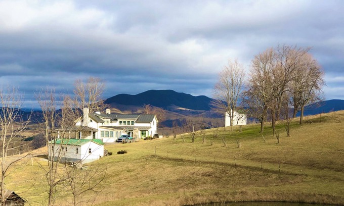 Blue Grass House | Breathtaking views! Luxuriously appointed. Deeply relaxing.