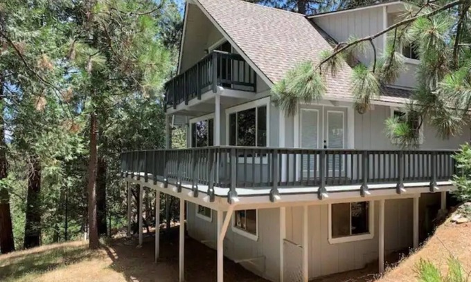 Groveland House | Breckenridge Chalet near Yosemite. Nestled in Pines. Sleeps 6. Dog friendly!