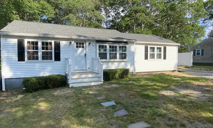 Bourne House | Breezeway Cottage Cheerful 3 Bed/2 Bath home