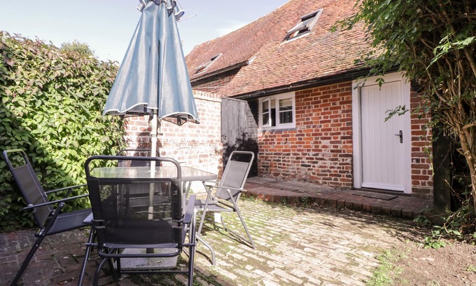 Chislet Cottage | BREW COTTAGE, pet friendly, character holiday cottage in Marshside