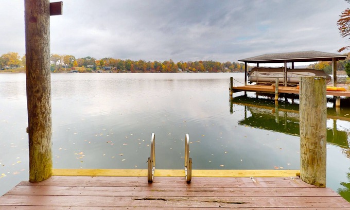Westlake Corner House | Briarcliff - 3000 sq ft waterfront home w/private dock, 2 kitchens & pool table