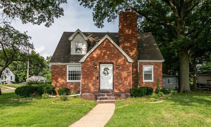 Edwardsville House | Brick B&B - Entire House in Downtown Edwardsville