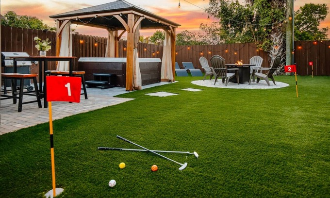 Central Naples House | Brick Enclave with Mini Golf & SPA, 5mins to beach