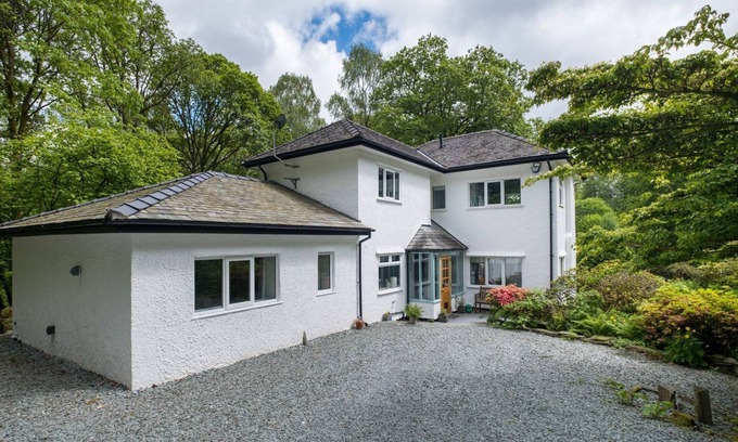 Skelwith Bridge Cottage | BRIDGE HOWE, with a garden in Ambleside