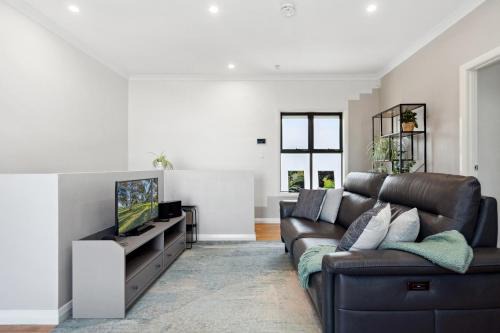 Woodville West House | Bright 2-Bed Townhouse with Balcony & Garage
