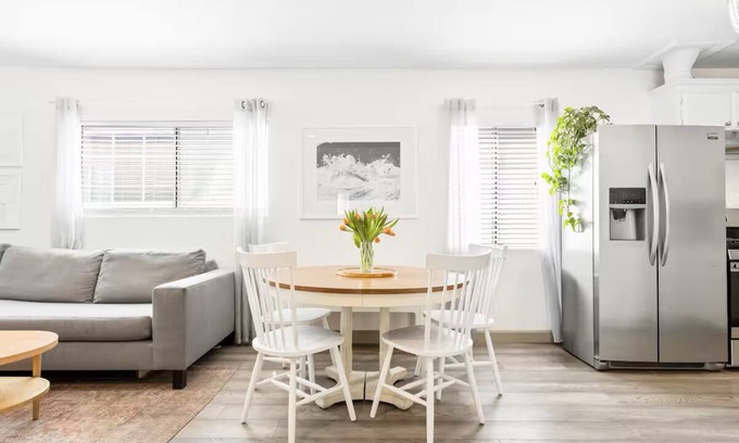 Del Rey House | Bright and Beachy Retreat in Marina Del Rey!