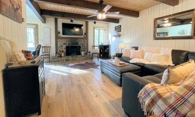 Bromley Mountain House | Bright and cheery 3-Level Bromley Clovers Townhouse