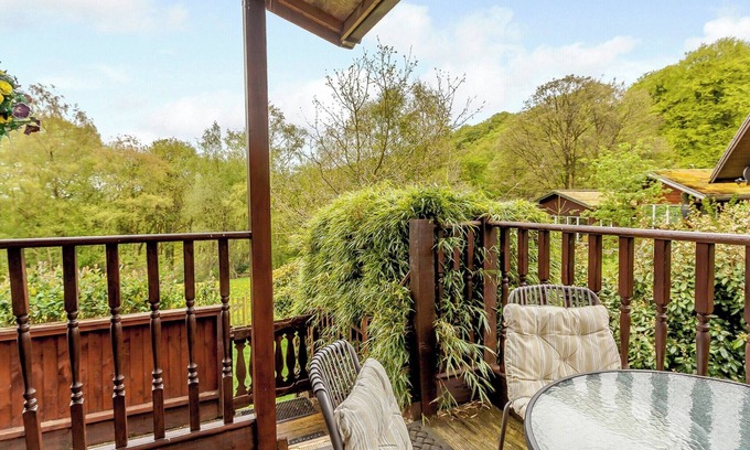 Horton Ski Chalet | Bright and comfortable Swedish lodge with one king-size double with en suite shower and one twin.