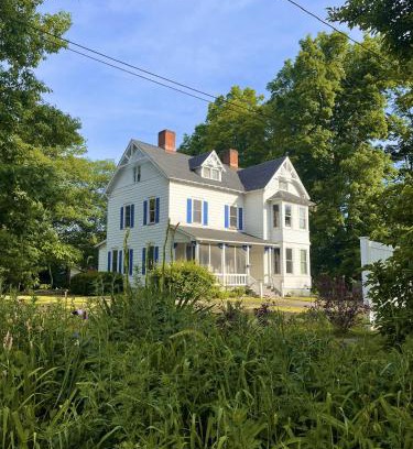 Saugerties South House | Bright and Cozy Room Saugerties