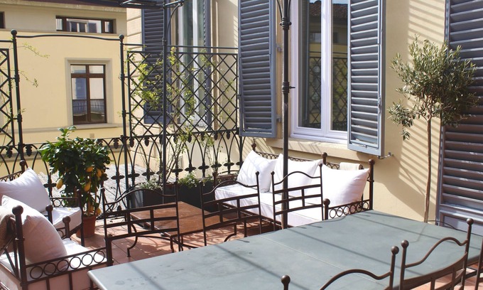 Santo Spirito Apartment | Bright and elegant flat with terrace by the river