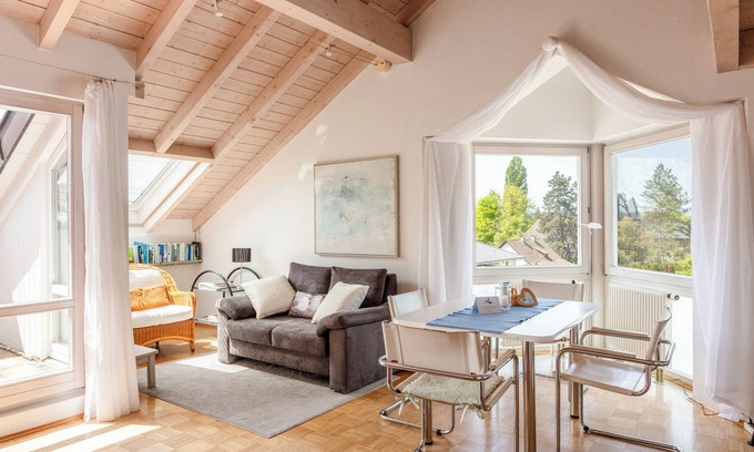 Ueberlingen Apartment | Bright and friendly vacation apartment "Seeblick Nussdorf" directly on the lake
