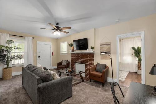 Ypsilanti Apartment | Bright and Newly Remodeled Apartment Near EMU 1 apts