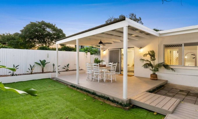 Holloways Beach House | Bright and Spacious Triplex Near Holloways Beach