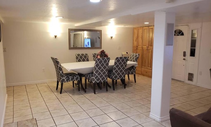 White City Apartment | Bright and spacious 3 bedroom suite near mountains
