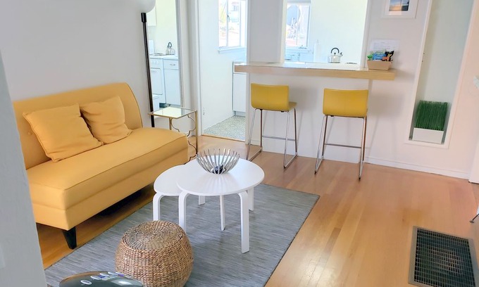 Cleveland Heights Apartment | BRIGHT AND SPACIOUS STUDIO NEAR LAKE MERRITT