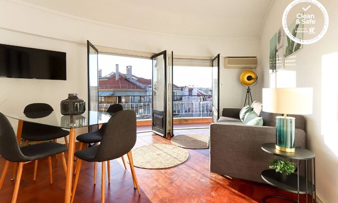 Lisbon Old Town Apartment | Bright apartment for 6 persons and well located. Close by Av. Liberdade.