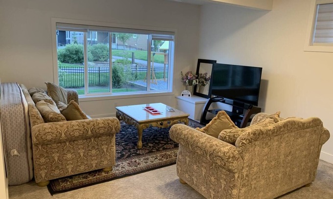 Cochrane Apartment | Bright Basement Suite Close to the Mountainsnn