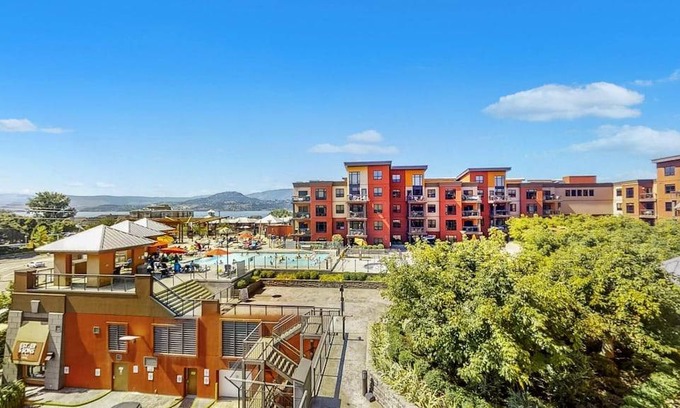 South Pandosy Apartment | Bright Corner Unit with Lake and Pool Views 543