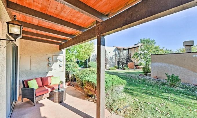 Oak Creek Apartment | Bright Condo with Pool Access and Patio Less Than 8Mi to Sedona