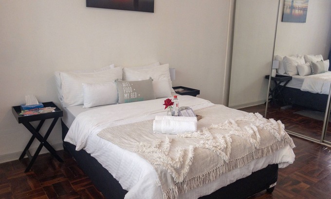 Greater Johannesburg Metropolitan Area Apartment | Bright & Cosy Apartment Rosebank Centre