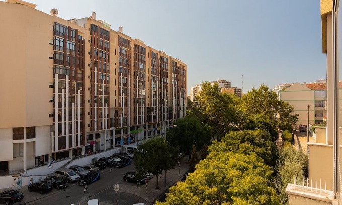 Cova da Piedade Apartment | Bright & Cosy apartment for 4 in Almada