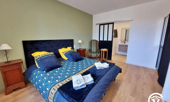 Mee Cottage | Bright cottage for 6, ping-pong, hiking, near Craon