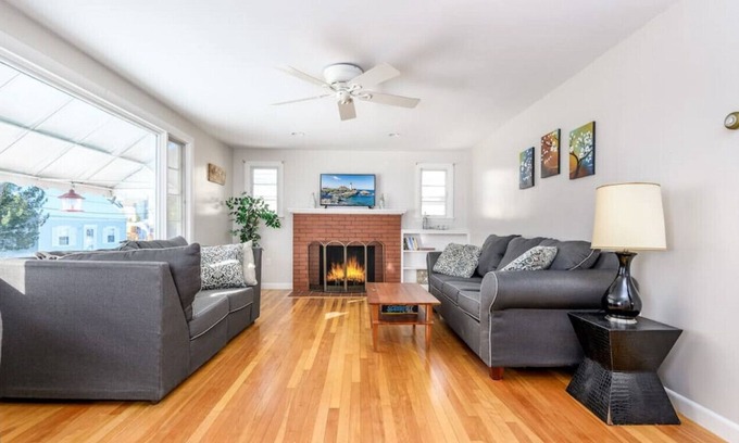 Pine Point House | BRIGHT & COZY| 2 BEDROOM HOME| STEPS TO THE BEACH
