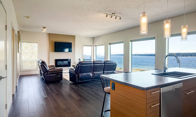 Union Bay House | Bright & Cozy Oceanview Getaway in Union Bay - 2 QUEEN BED/1BATH