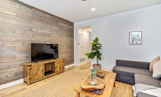Northern Liberties House | Bright + Cozy! Sleeps 6! Fishtown Masterpiece! Free Street Parking!