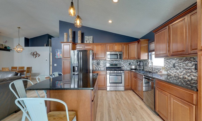 Lakeview Village Cottage | Bright Getaway w/Ski Lake, 11 Miles to Dtwn Tampa