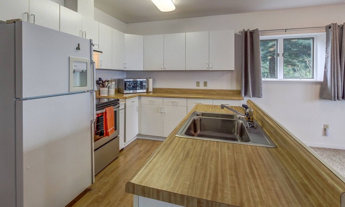 Diamond Point Apartment | Bright getaway with water views & prime location - blocks to the beach