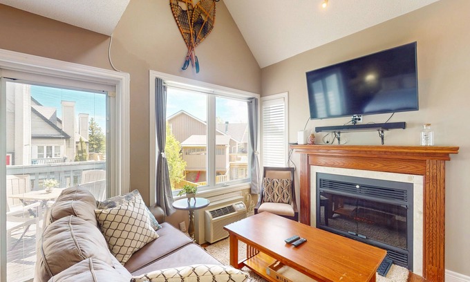 Craigleith House | Bright, lofty condo w/2 decks & shared pool, tennis - walk to lift