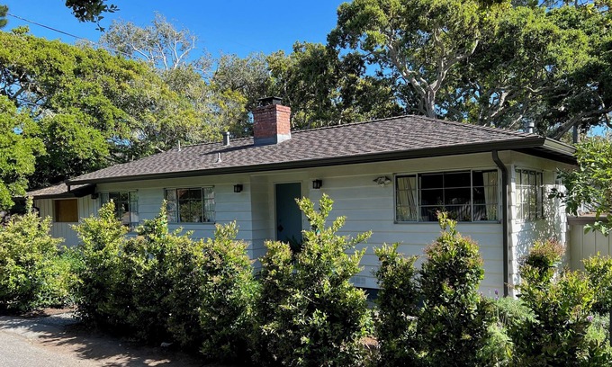 Southeast Carmel House | Bright mid-century 2/2 cottage in a quiet, convenient Carmel location!