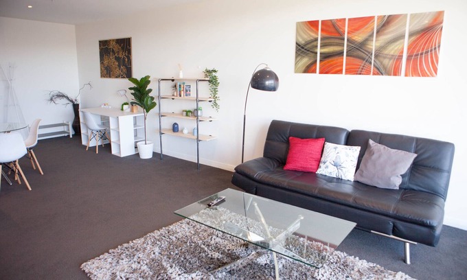 Lyneham Apartment | Bright modern 1BDR, wifi, parking, close to city