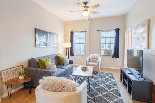 Palmer Square Apartment | Bright & Modern 3BR and 1BA in Logan Square