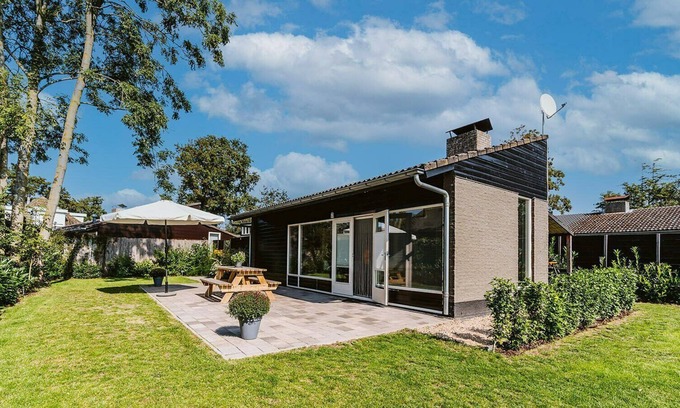 Ouddorp House | Bright modern furnished holiday home with lots of privacy