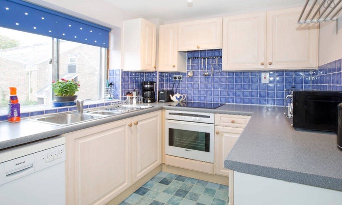 Summertown Apartment | Bright, modern Oxford apartment with parking - minutes from bars and restaurants