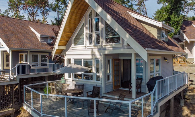Pender Island Cottage | Bright Ocean View Cottage on Pender Island!