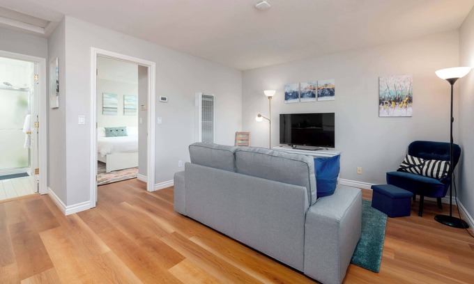 Shoreline West House | Bright, Quiet, Comfy 1BR Cottage in Mountain View