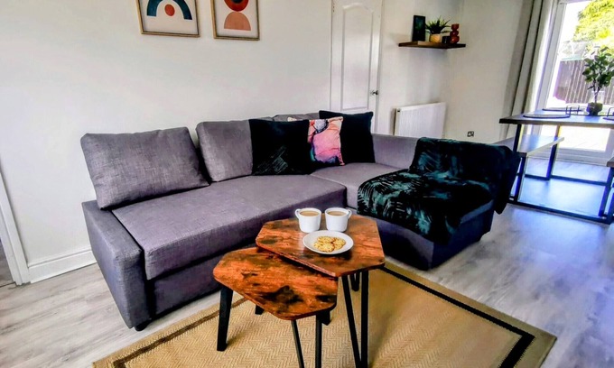 Huyton House | Bright, Spacious 3 Bed Home with Parking & WiFi