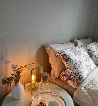 Valderhaugstranda Apartment | Bright & Spacious Apartment by the Sea, Free Parking, 10min to Airport, 12min to Ålesund