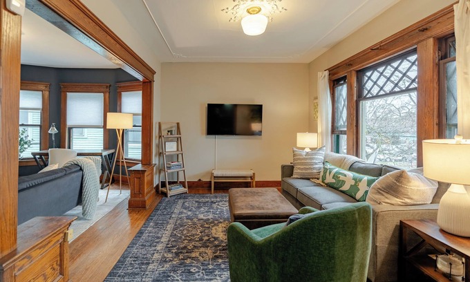 Eastside Apartment | Bright & Spacious near SU, Hospi